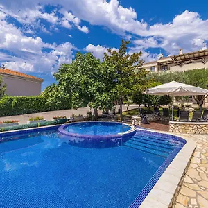 Apartment Haya With Heated Pool, Linardići